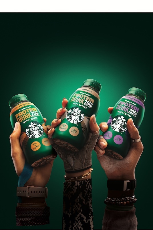 Mains tenant des protéines Starbucks